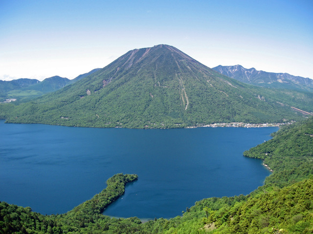 Mount_nantai_and_lake_chuzenji.jpg