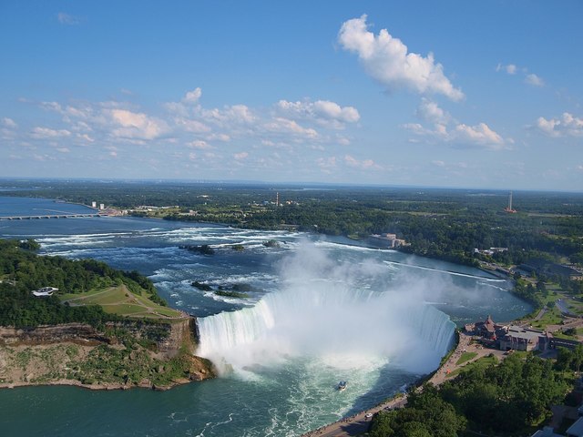 Canadian_Horseshoe_Falls_with_city_of_Niagara_Falls,_Ontario_in_background.jpg